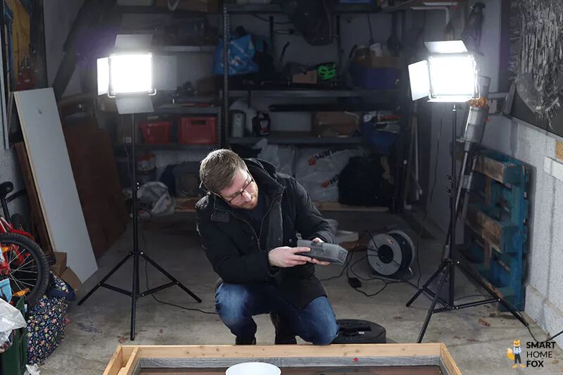 Der Saugroboter Experte Ilia von Smart Home Fox testet einen Saugroboter